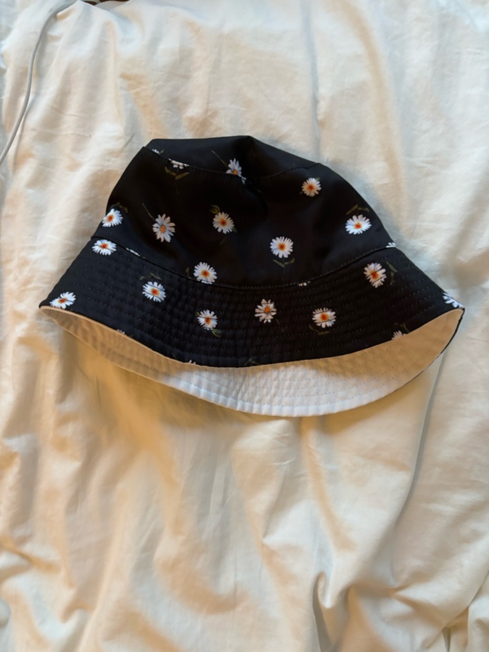 Alice + Olivia Black Daisy Reversible Bucket Hat